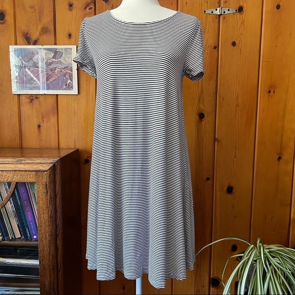 Old Navy Dresses & Skirts - like new striped dress